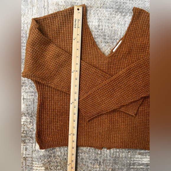 NWT “PINK ROSE” RUST/BROWN CROPPED SWEATER W/BUTTON DETAIL BACKING M - Picture 4 of 6